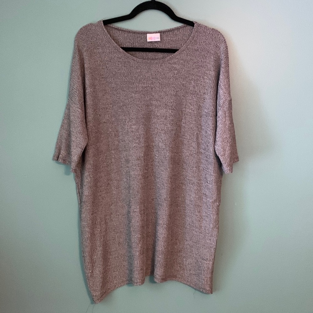 LuLaRoe silver top fits like a Large